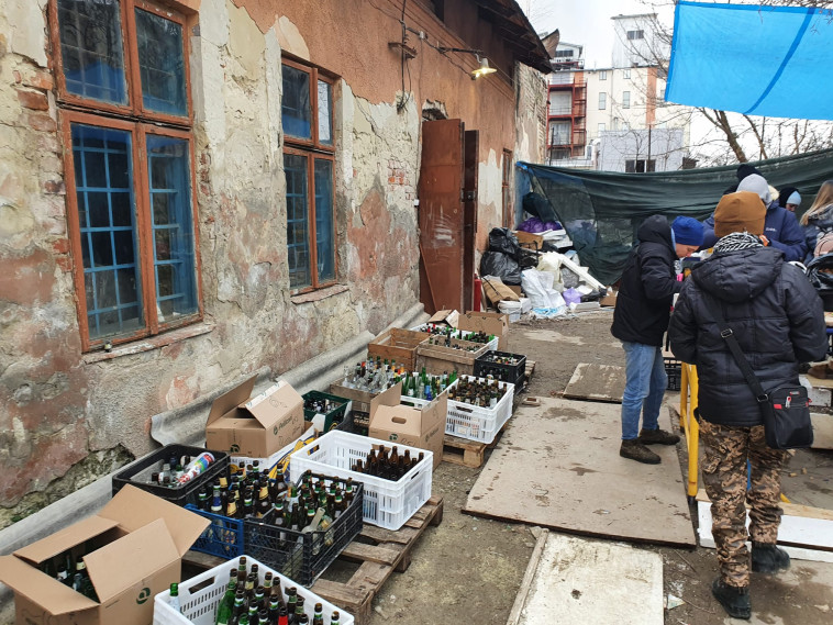 אוקראינים מכינים בקבוקי תבערה  (צילום: גדעון קוץ)
