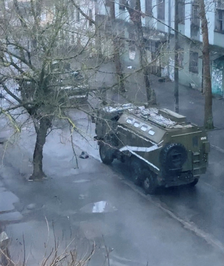 כוחות רוסים בחרסון (צילום: FROM VIDEO OBTAINED BY REUTERS/via REUTERS)