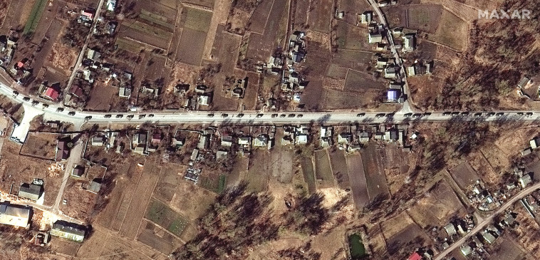 תמונות לוויין של שיירה המונית בדרכה לעיר צ'רנייב שבצפון אוקראינה (צילום: Maxar Technologies/Handout via REUTERS)