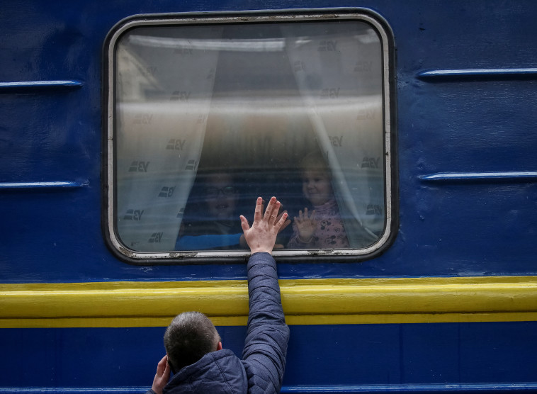 נמלטים מקייב (צילום: REUTERS/Gleb Garanich)