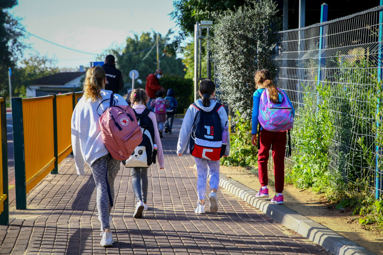 ילדים הולכים לבית ספר (צילום: יוסי אלוני, פלאש 90)