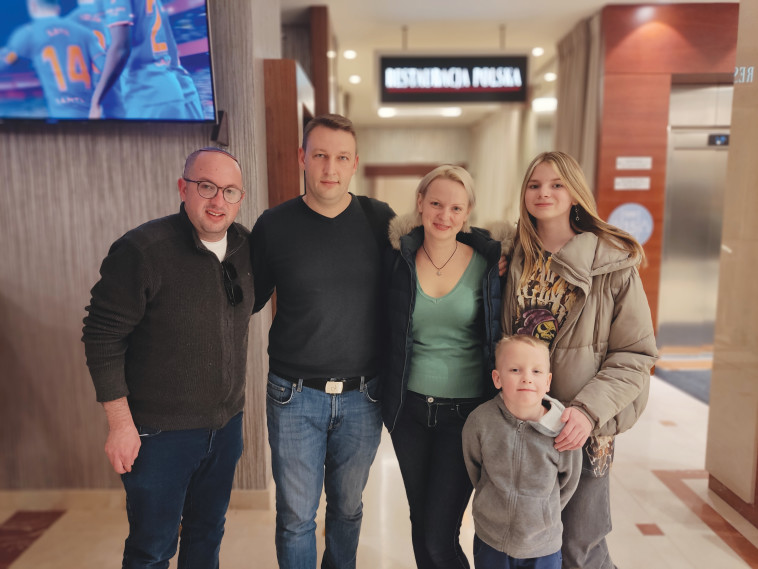 משפחת פוריס עם צביקה קליין במחנה פליטים בוורשה