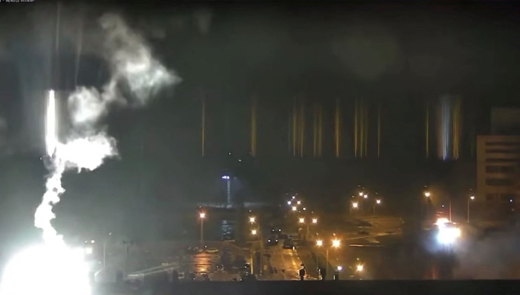 פגיעה בתחנת כוח גרעינית באוקראינה (צילום: רויטרס)