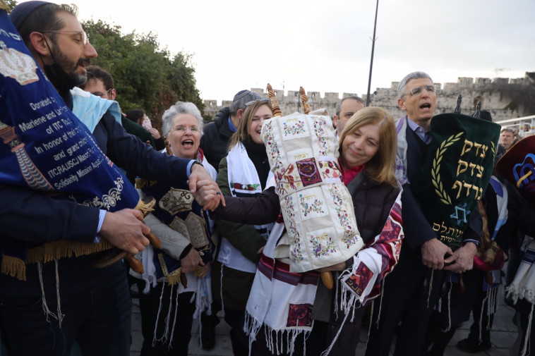 תפילת ראש חודש אדר ב' של נשות הכותל 