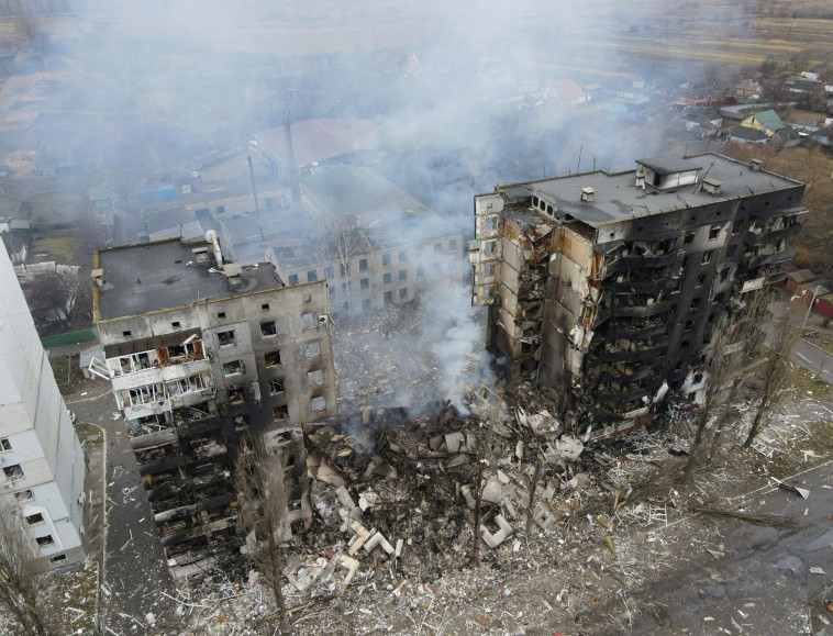 נזק מהפצצה רוסית בבורודיאנקה, אוקראינה (צילום:  REUTERS/Serhii Nuzhnenko)