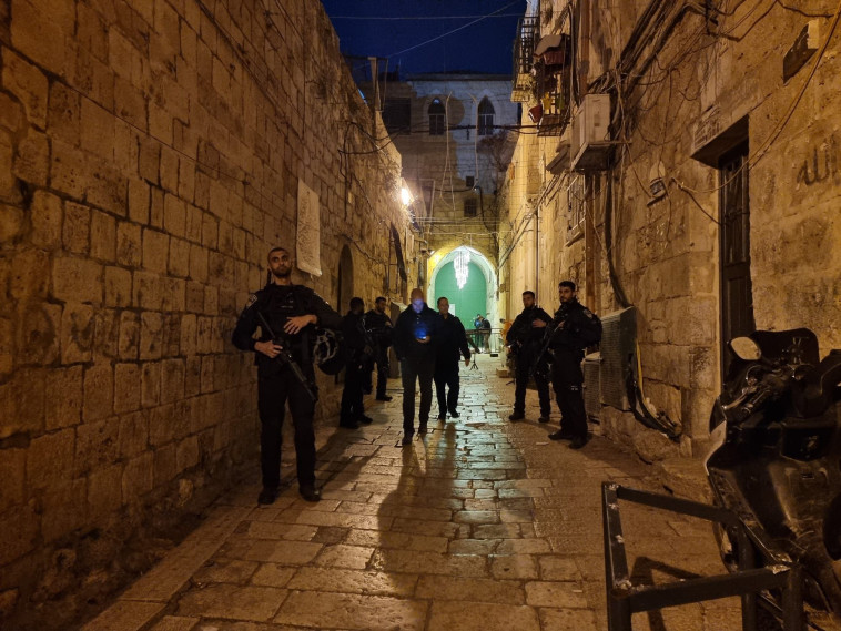 זירת פיגוע הדקירה בעיר העתיקה בירושלים (צילום: דוברות המשטרה)