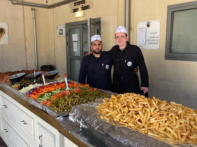 רס''ל משה חמאל, רק בן 23 וכבר נג''ד המטבח של חטמ''ר יואב