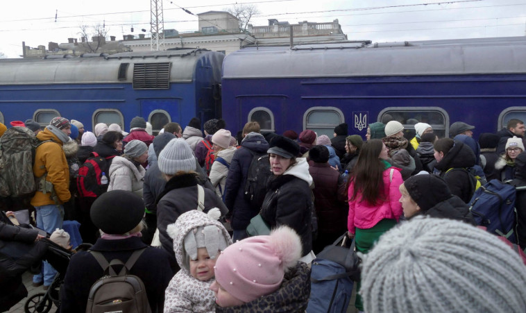פליטים נמלטים מאודסה, אוקראינה (צילום: REUTERS/Igor Tkachenko)