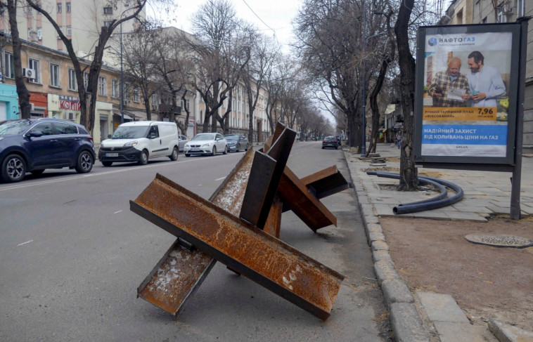 מחסום למעבר טנקים באודסה, אוקראינה (צילום: REUTERS/Igor Tkachenko)