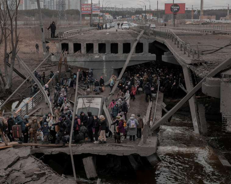 תושבים נמלטים מאירפין, אוקראינה (צילום: Jedrzej Nowicki/Agencja Wyborcza.pl via REUTERS)