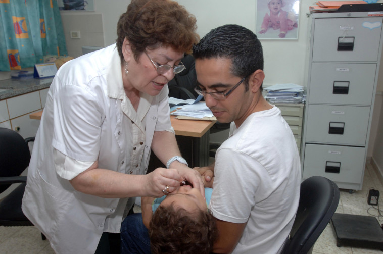 ילד מקבל טיפול מונע פוליו (צילום: דודו גרינשפן, פלאש 90)