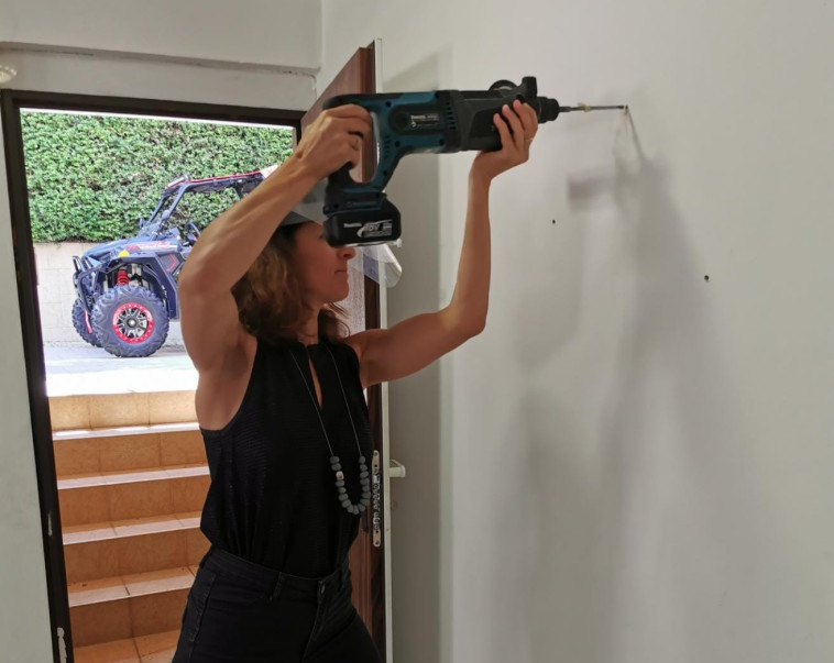 ההאנדי-וומן הפמיניסטית הראשונה