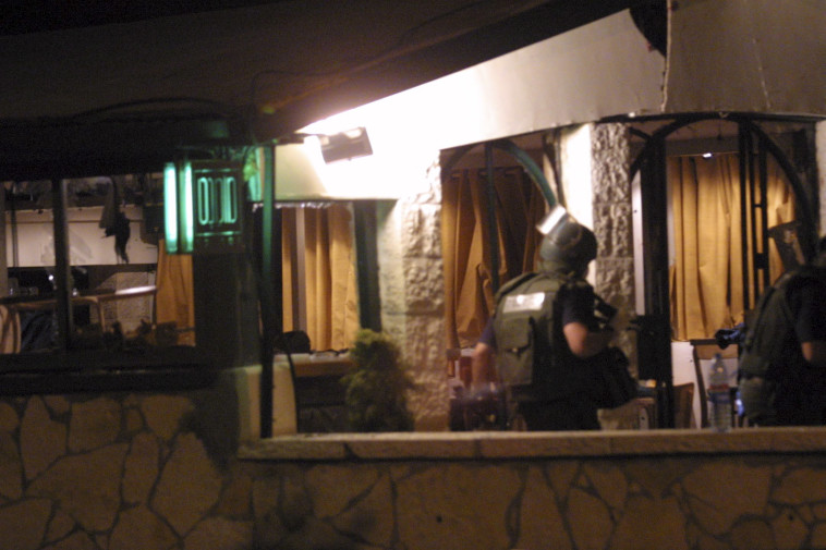 זירת הפיגוע בקפה מומנט בירושלים (צילום: פלאש 90)