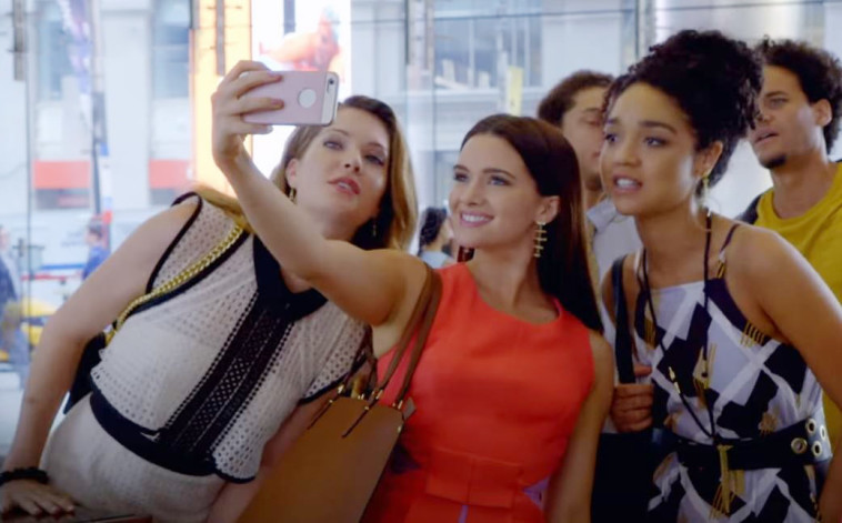 ''עושות כותרות''