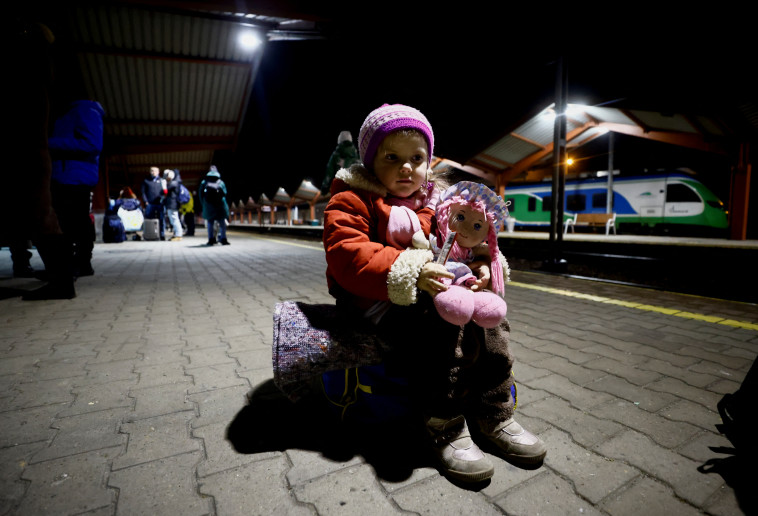 פליטה מאוקראינה (צילום: REUTERS/Yara Nardi )