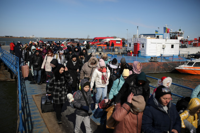 פליטים מאוקראינה במעבר הגבול עם רומניה (צילום: REUTERS/Stoyan Nenov)