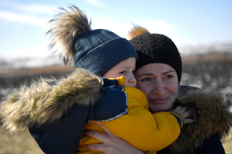 פליטים מאוקראינה במעבר הגבול עם רומניה (צילום: REUTERS/Clodagh Kilcoyne)