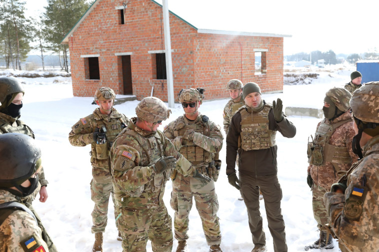 הצבא האמריקאי מאמן כוחות אוקראינים (צילום: רשתות חברתיות)