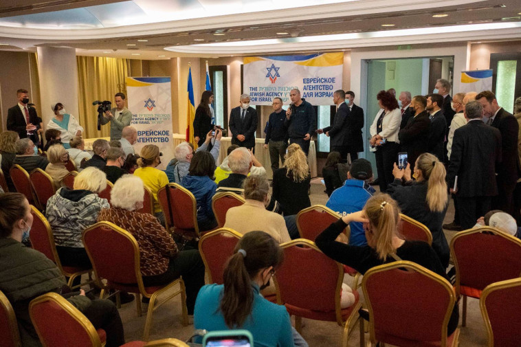 לפיד במרכז העלייה של הסוכנות היהודית בבוקרשט