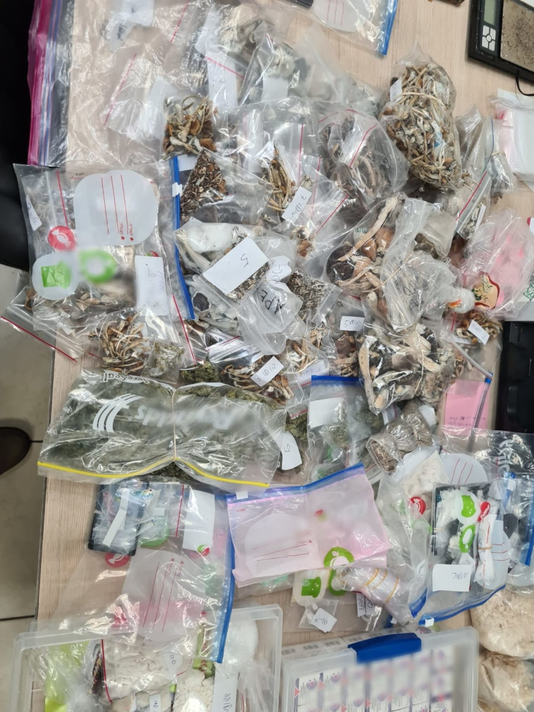 הסמים שנתפסו בפשיטה בתל אביב