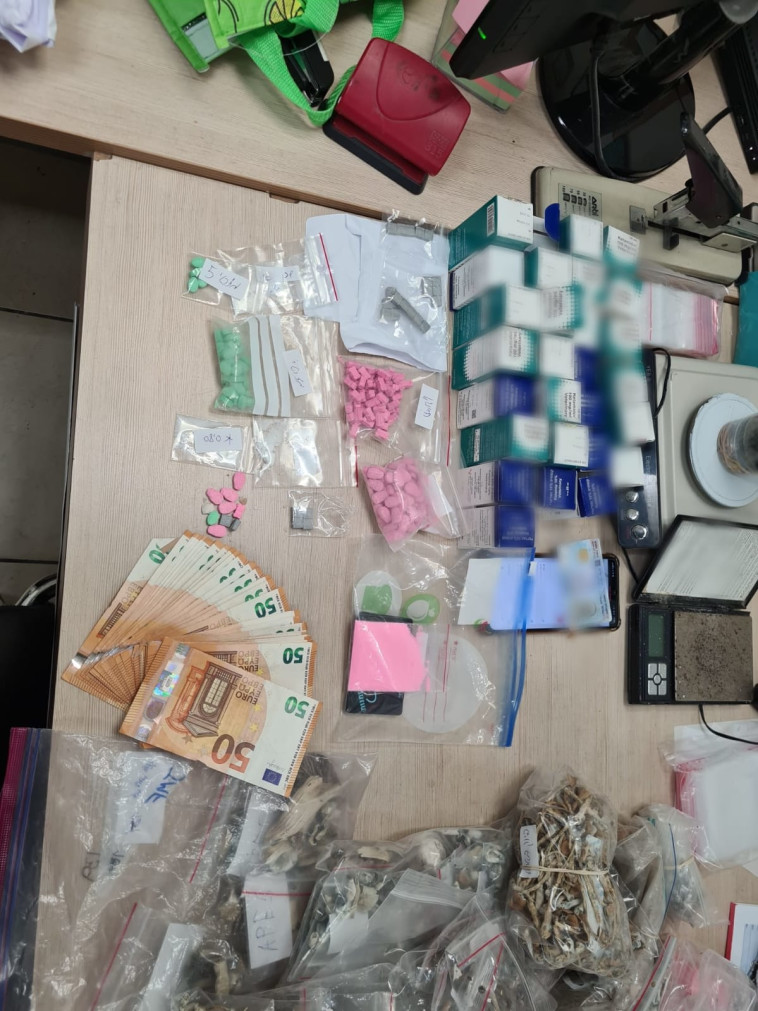 הסמים שנתפסו בפשיטה בתל אביב