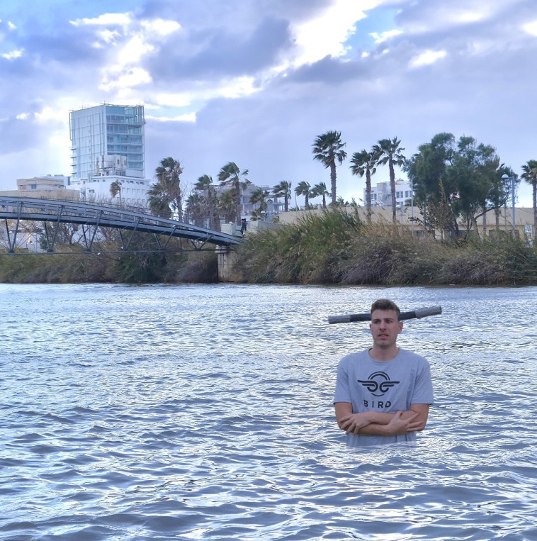 כידון צף בים, רועי הראל