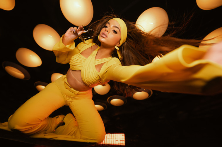 ''אני לא רואה בזה שום בושה''. קירל על החסויות בקליפים שלה