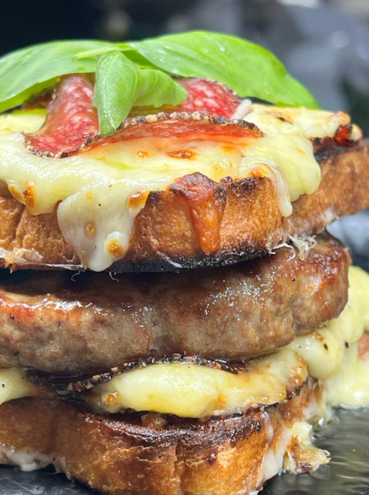 המבורגר פיצה מושחת ביומנגוס