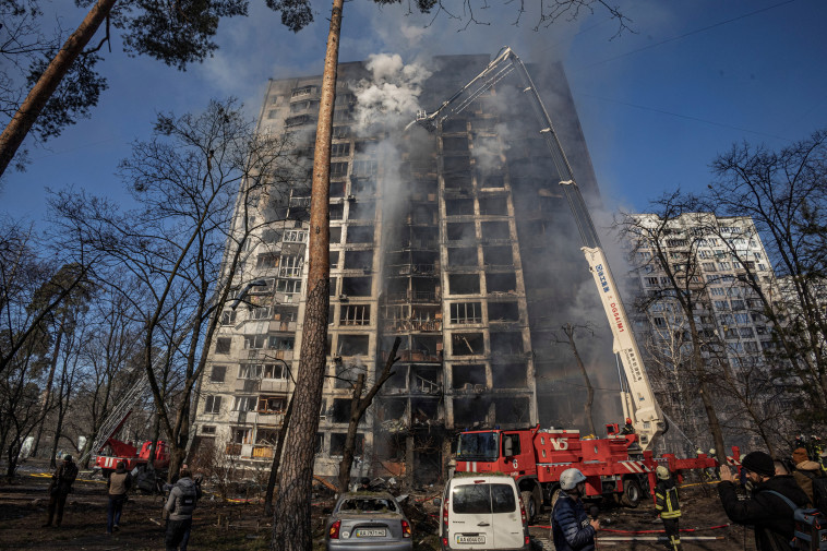 נזק מהפגזות רוסיה בקייב, אוקראינה (צילום: רויטרס)