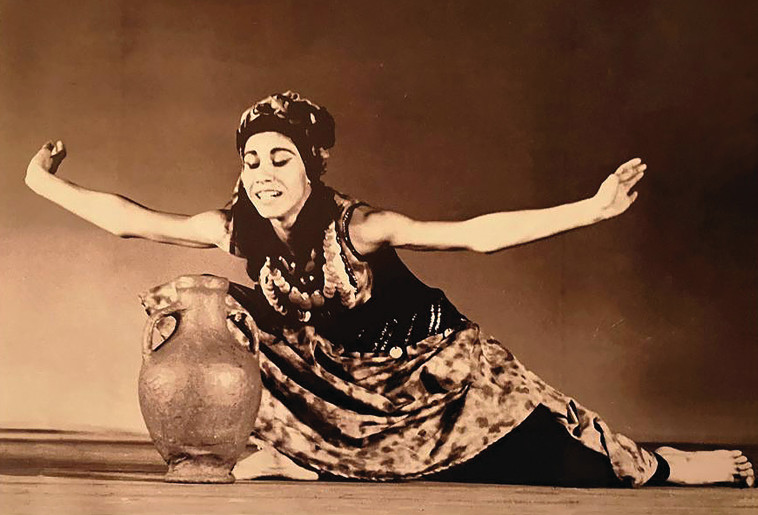 לאה אברהם בהופעה 1966 (צילום: עזריאל גמליאל)