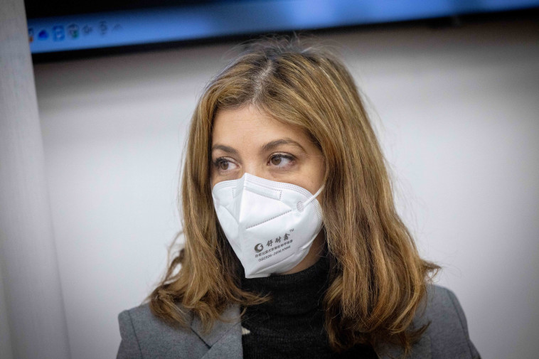 דנה נויפלד בבית המשפט