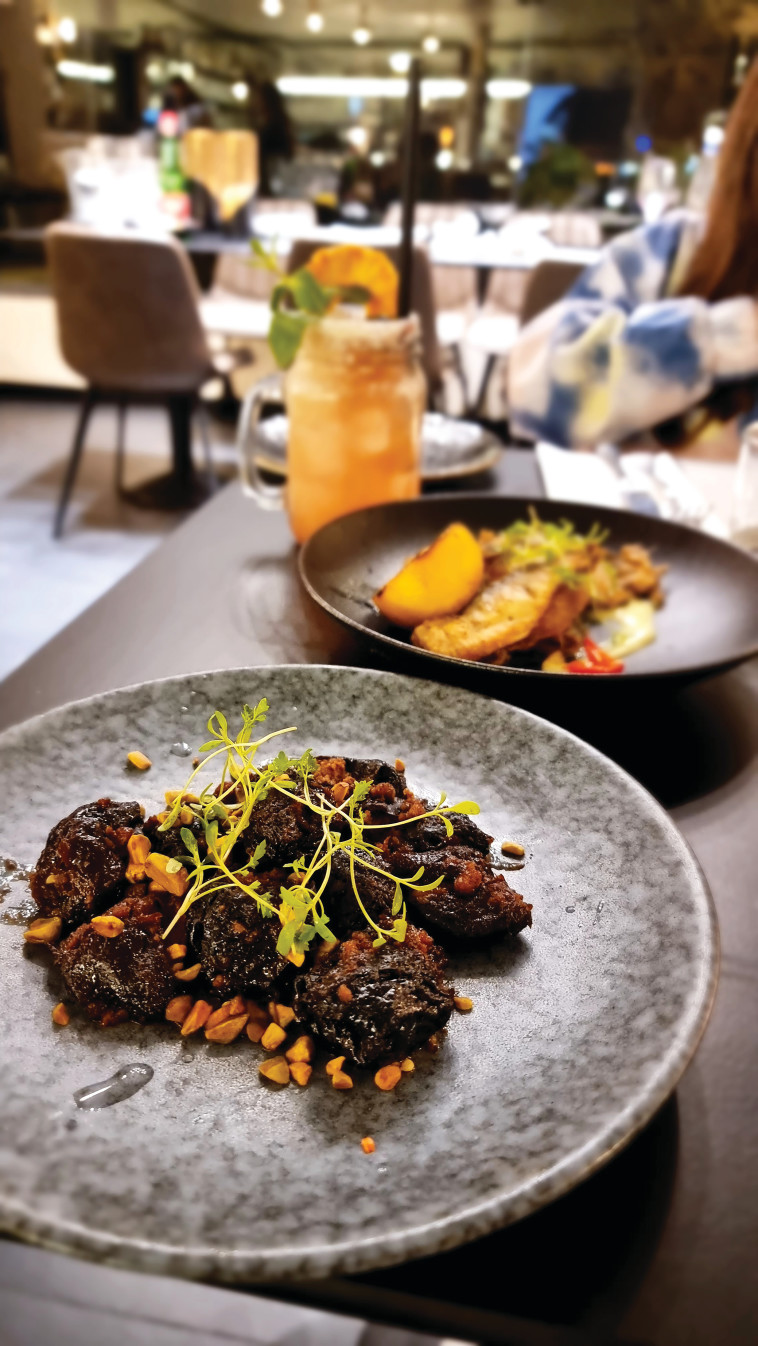 שזיפים ממולאים וסרדינים -  חצר גולדמן