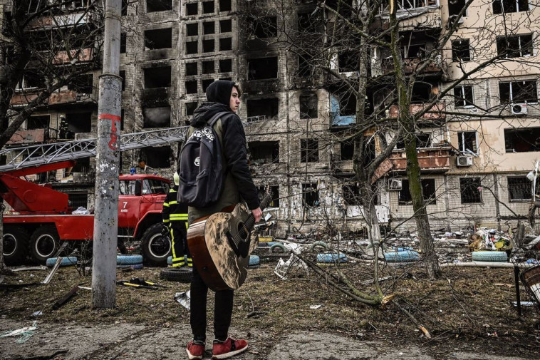 נזק מהפגזה רוסית בקייב, אוקראינה (צילום: רשתות חברתיות)