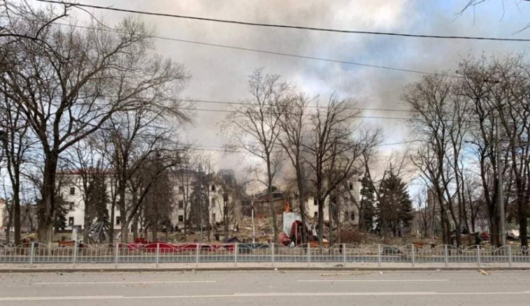 התיאטרון שהופצץ במריופול, אוקראינה (צילום: רשתות חברתיות)