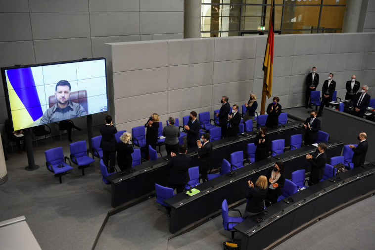 נשיא אוקראינה זלנסקי נואם בפני הפרלמנט הגרמני (צילום: רויטרס)