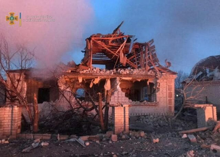 הפלישה הרוסית לאוקראינה: הרס בכפר קיריליבקה (צילום: Press service of the State Emergency Service of Ukraine/Handout via REUTERS)