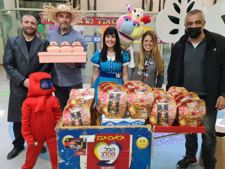 מצווה גדולה להיות בשמחה. מבקרים בבית חולים קפלן ברחובות