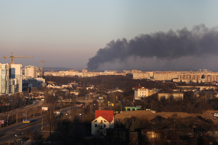 עשן מעל לבוב, אוקראינה (צילום: רויטרס)