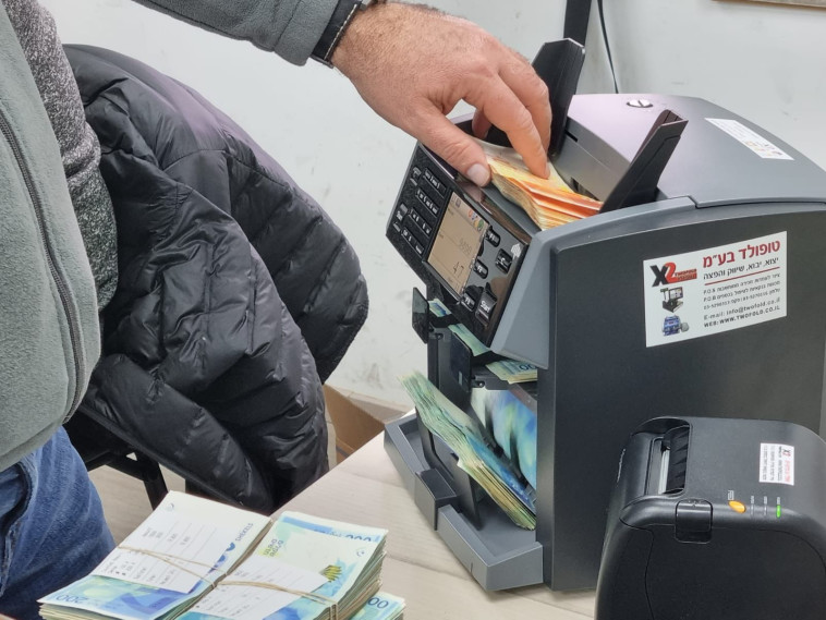 סכום הכסף שנתפס עם החשודים בשיתוף פעולה עם החמאס 