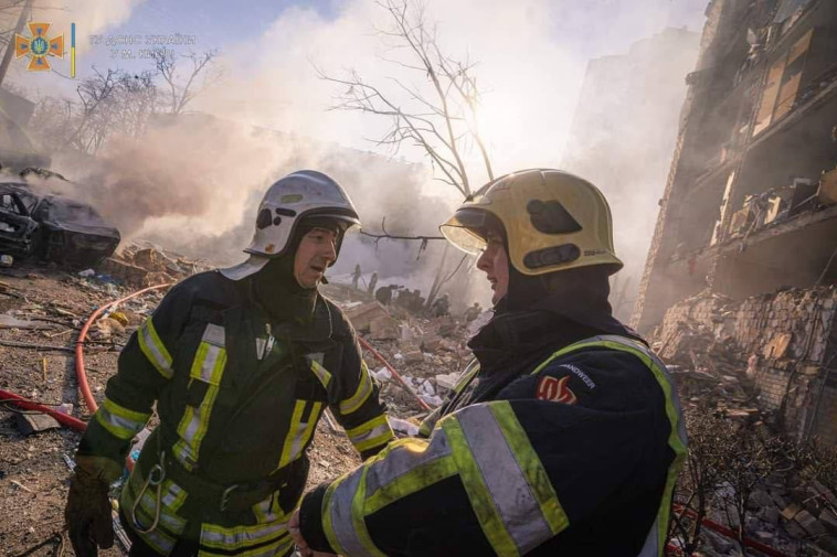 בניין מגורים שהופגז בקייב, אוקראינה (צילום: רשתות חברתיות)