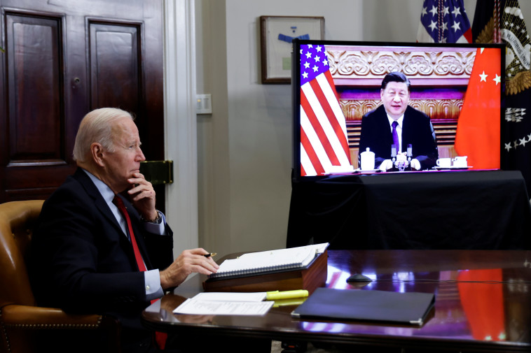 ג'ו ביידן משוחח עם נשיא סין שי ג'ינפינג (צילום: REUTERS/Jonathan Ernst)