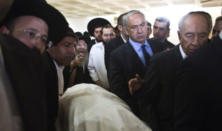 בנימין נתניהו ושמעון פרס בהלוויית הרב עובדיה יוסף, 2013