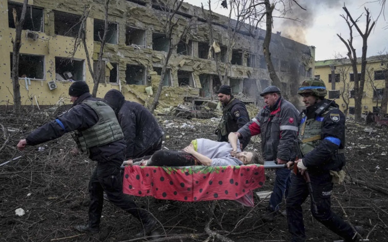 9 במרץ: צוות חירום אוקראיני נושא אישה הרה שנפצעה בהפגזת עיר הנמל הנצורה מריופול (צילום: Getty images)