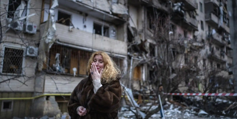 25 בפברואר: נטלי סבריוקובה בסמוך לביתה בקייב שהופצץ