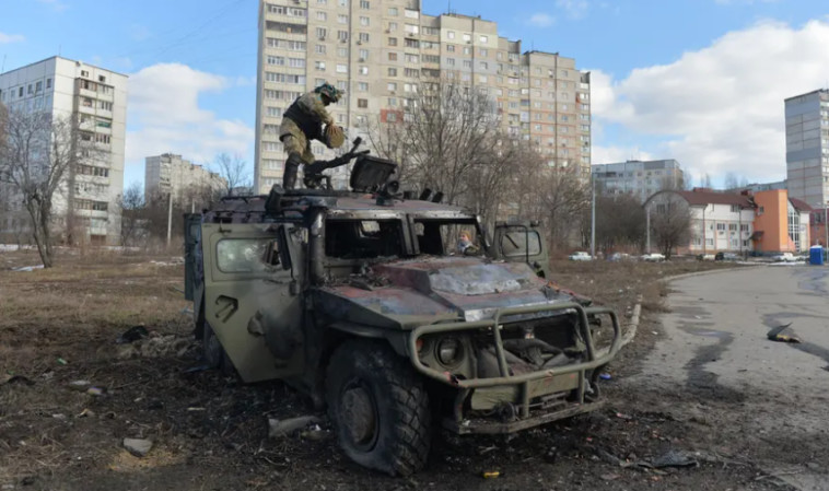 26 בפברואר: לוחם אוקראיני בוחן טנק רוסי הרוס שננטש מאחור (צילום: SERGEY BOBOK/AFP via Getty Images)