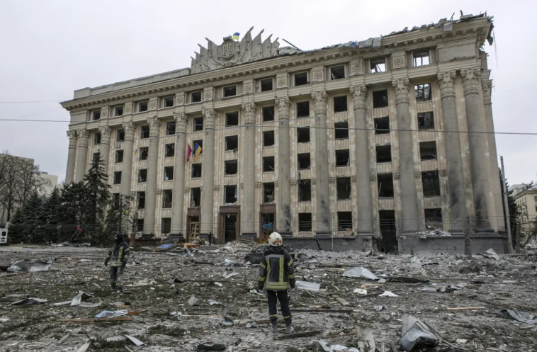 1 במרץ: חבר כוחות הביטחון באוקראינה מרים את מבטו אל חורבות בניין העירייה בחרקוב  (צילום:  Pavel Dorogoy)