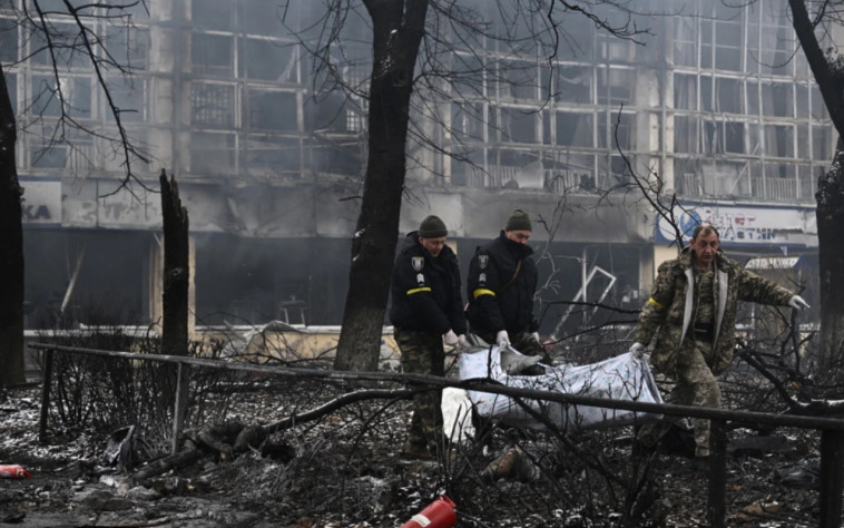 2 במרץ: צוות חילוץ מפנה את גופותיהם של ההרוגים בתקיפה האווירית שפגעה בבניין הטלוויזיה הראשי בקייב  (צילום: Getty images)