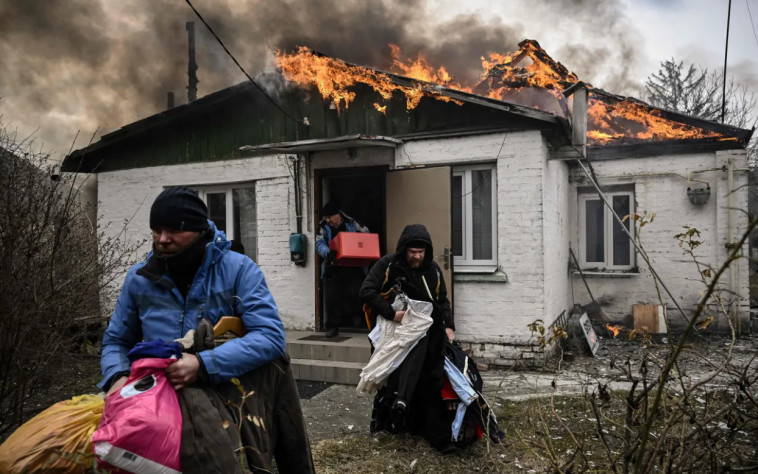 4 במרץ: אזרחי העיר אירפין, צפון מערבית לקייב, מפנים את מה שהספיקו לקחת מביתם הבוער (צילום: ARIS MESSINIS/AFP via Getty Images)
