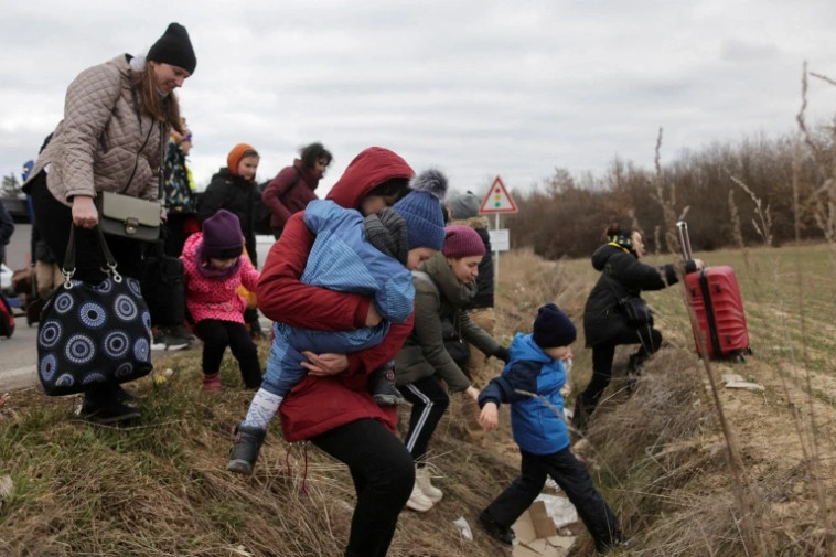 6 במרץ: תושבי אוקראינה נמלטים על נפשם אל כיוון מעבר הגבול הפולני (צילום: REUTERS/Lukasz Glowala)