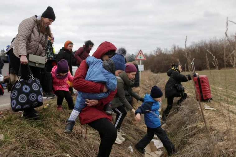 6 במרץ: תושבי אוקראינה נמלטים על נפשם אל כיוון מעבר הגבול הפולני